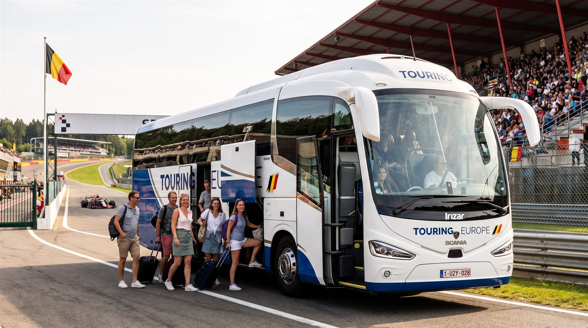 Autocar de tourisme avec passagers au circuit de Spa-Francorchamps pour le Grand Prix de Belgique